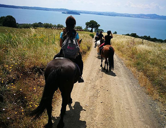a-cavallo-intorno-al-lago